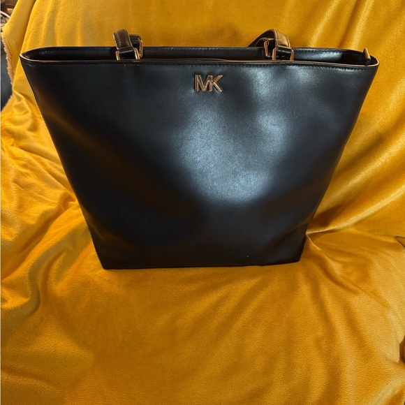 Michael Kors Sleek Black Tote Handbag - Picture 2 of 8